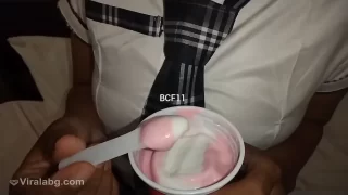 Makan Es Krim Sambil Nyepong
